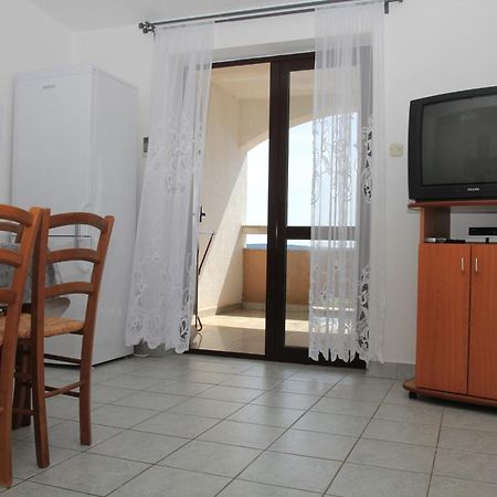 Apartments By The Sea Mandre, Pag - 8655 Kolan Room photo