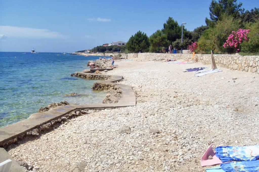 Apartments By The Sea Mandre, Pag - 8655 Kolan Exterior photo